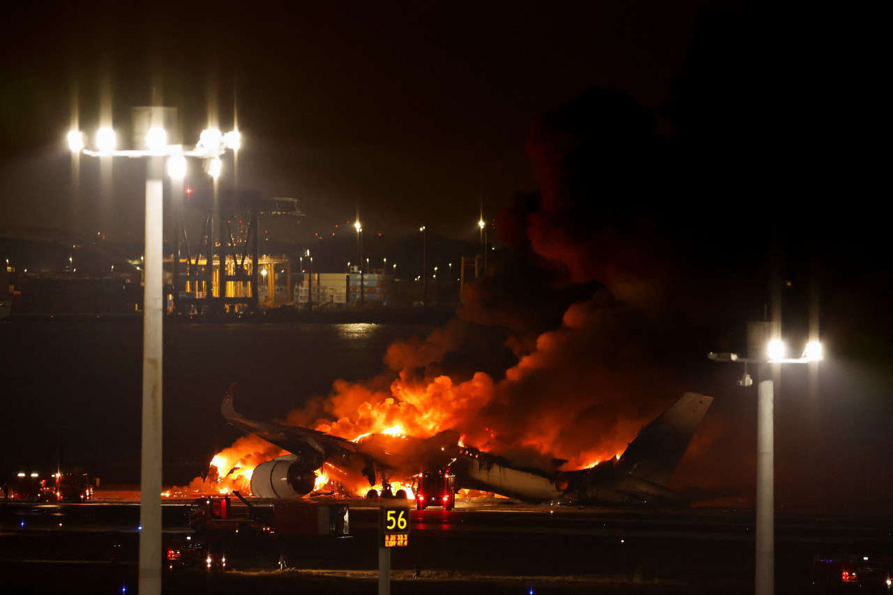 Incendio de un avión en un aeropuerto de Japón. Foto: Reuters.