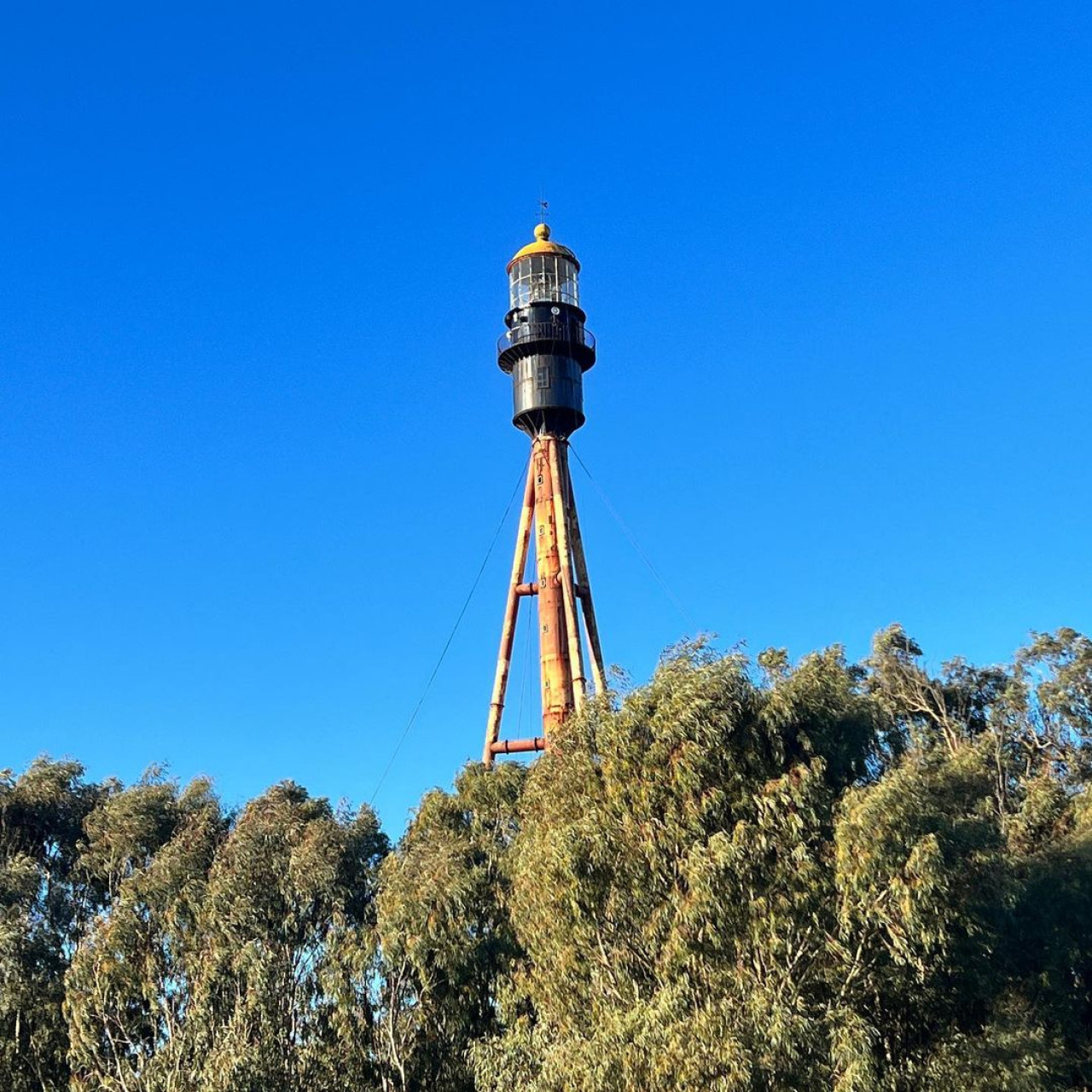 Faro en Punta Médanos. Foto: Instagram.