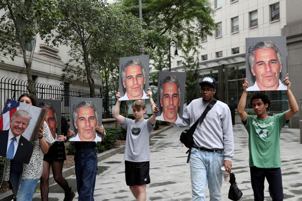 Manifestantes en contra de Jeffrey Epstein. Foto: Reuters.
