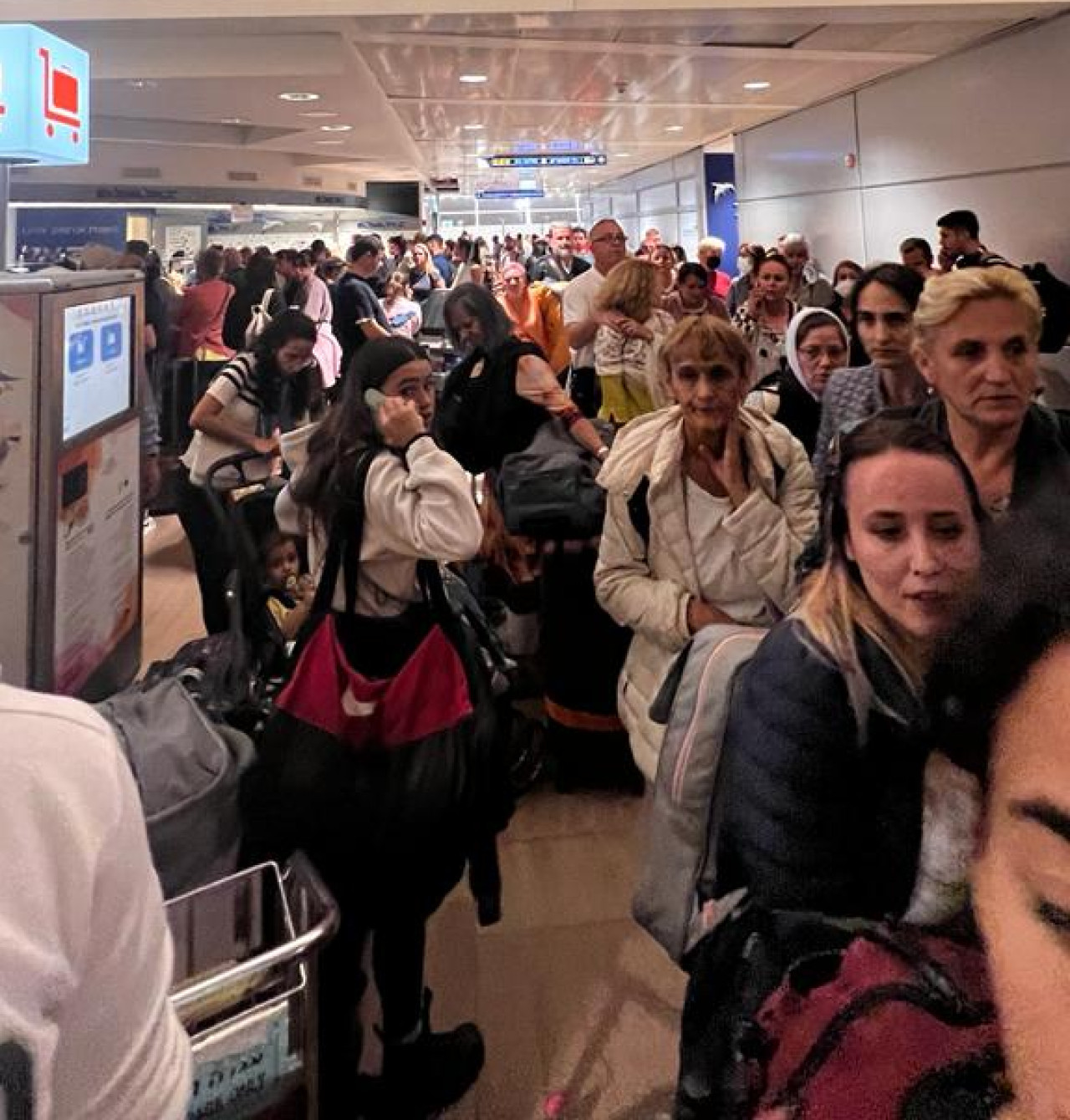 El aeropuerto, atestado de gente.