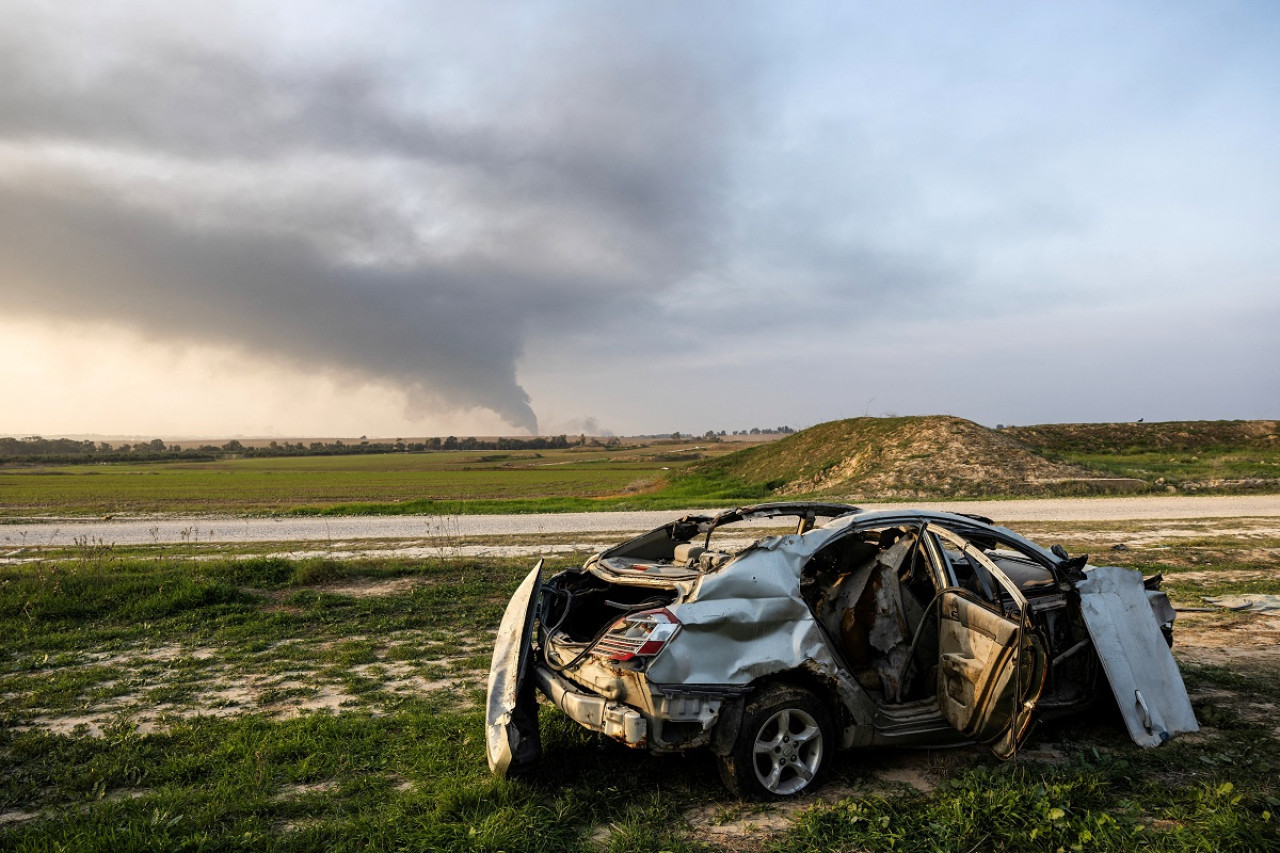 Auto destruido en el límite de la Franja de Gaza. Foto: Reuters.