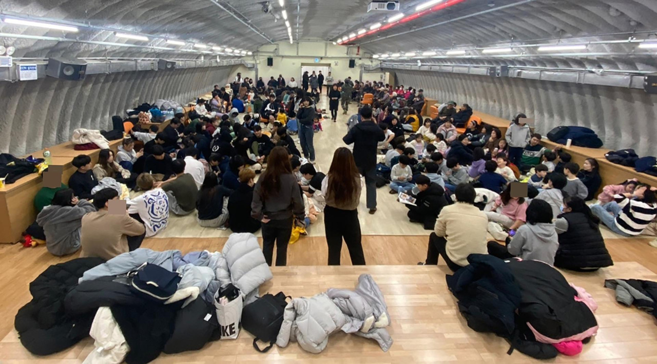Surcoreanos evacuados por las autoridades. Foto: EFE.