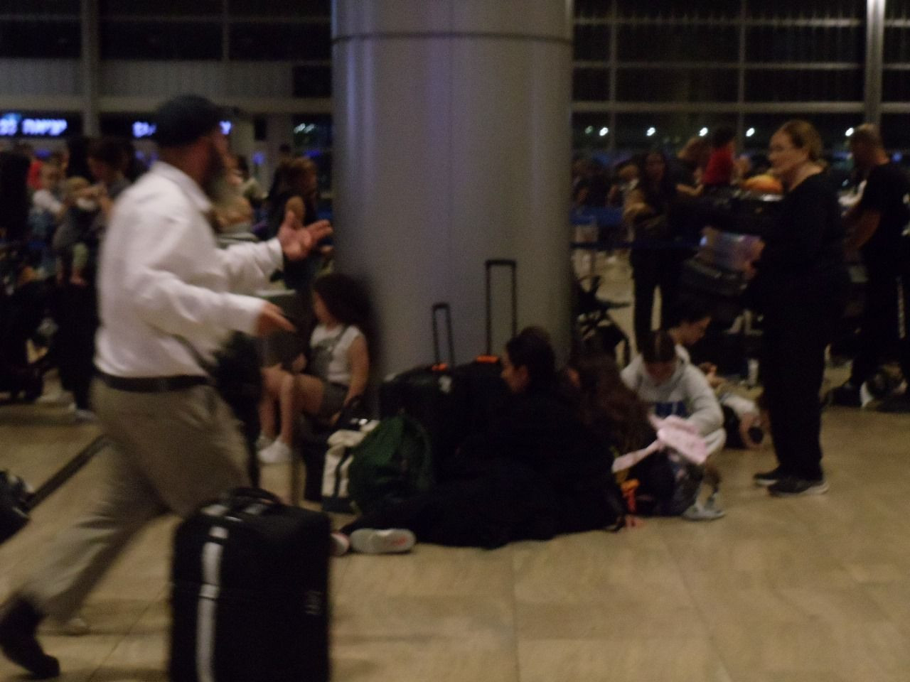 Gente varada en el aeropuerto de Tel Aviv.