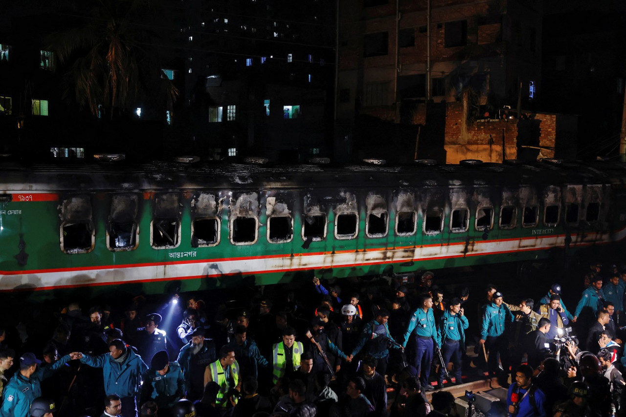 Incendio de un tren en Bangladesh. Foto: Reuters