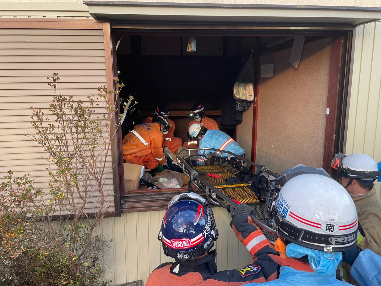 Milagro en Japón, rescatan a una anciana de 80 años de los escombros. Foto: EFE