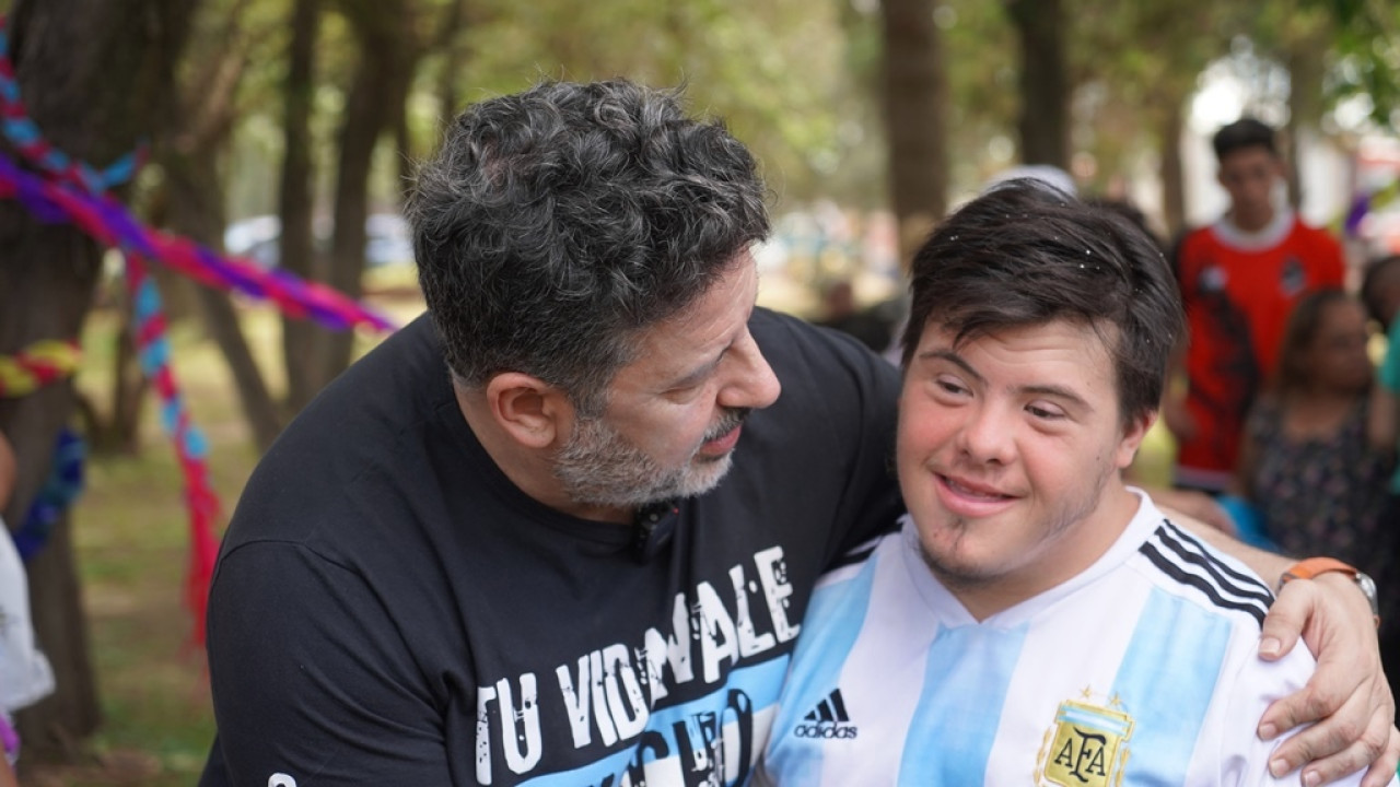 Gustavo Menéndez visitó las Escuelas de Verano. Foto: Municipalidad de Merlo