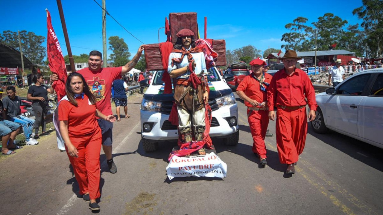 Cientos de fieles llegan cada 8 de enero al santuario del Gauchito Gil en Corrientes para rendirle homenaje. Foto: Télam.