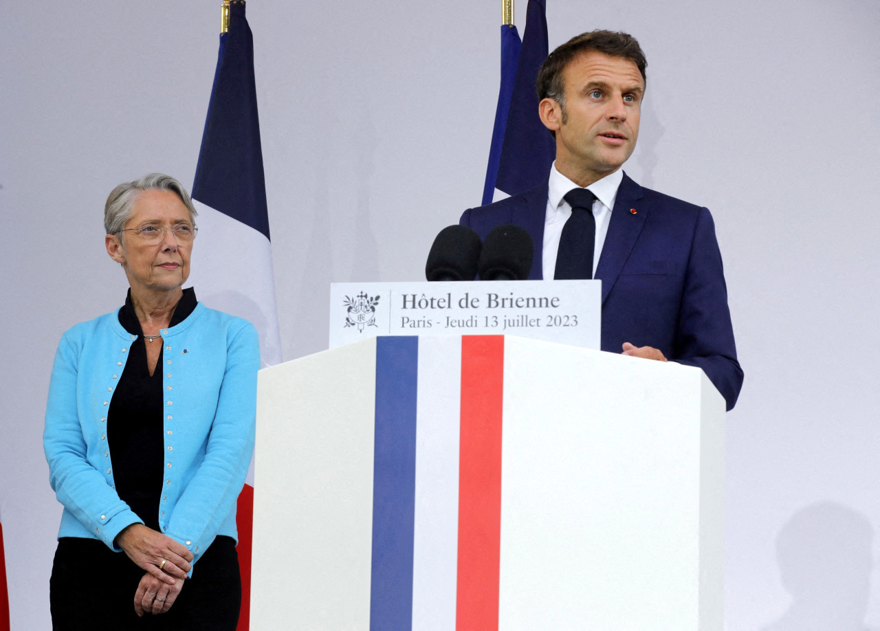 Élisabeth Borne y Emmanuel Macron. Foto: Reuters.