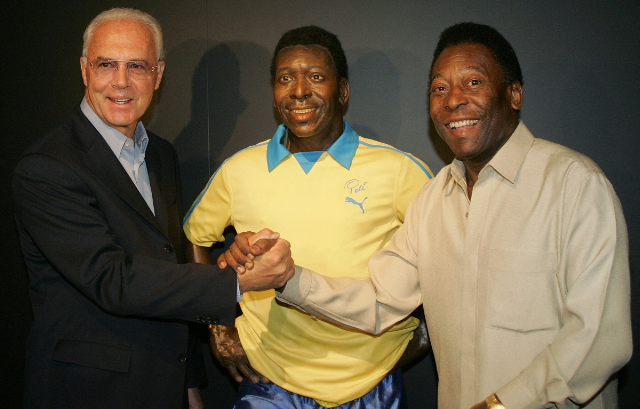 Franz Beckenbauer junto a Pelé. Foto: Reuters.