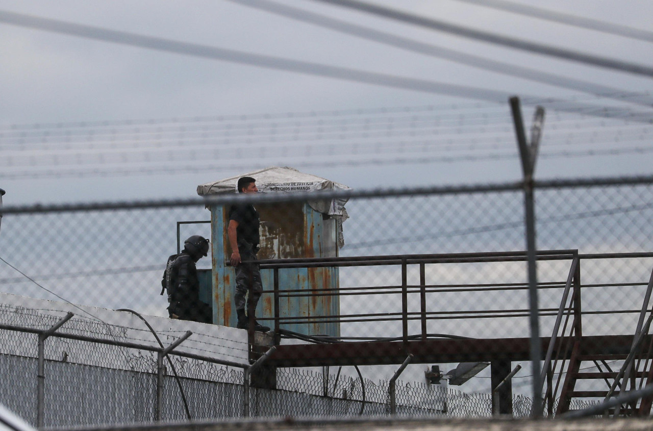 Agentes del servicio penitenciario vigilan el motín. Foto: EFE