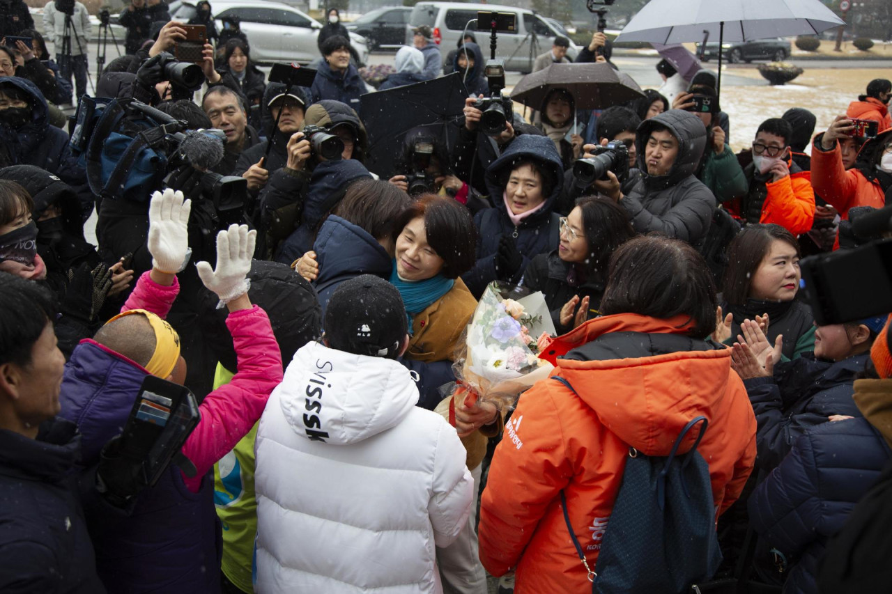 Han Jeoung-se, legislador del Partido Demócrata, y activistas en Seúl durante la aprobación de la ley que prohíbe el comercio de carne de perro en Corea del Sur. Foto: EFE.