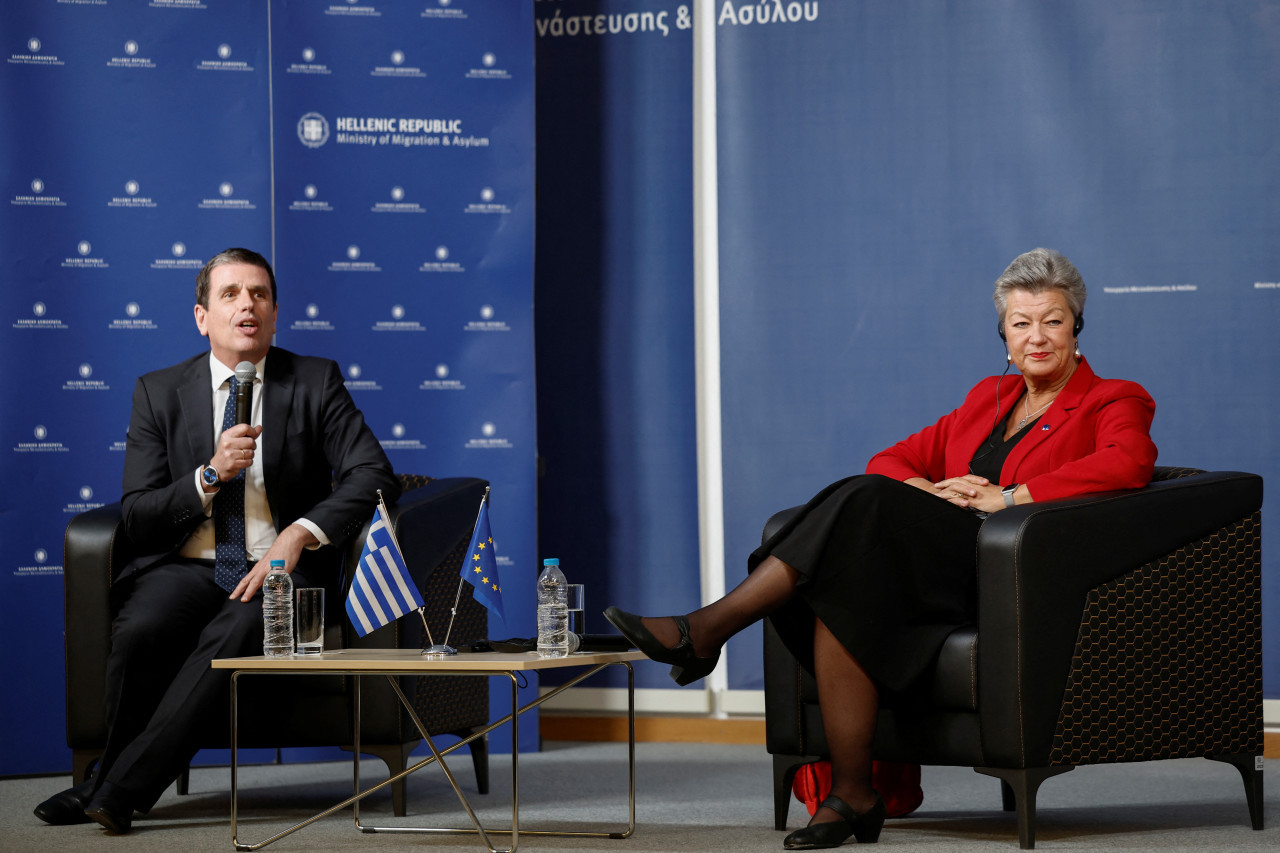 El Ministro griego de Migración, Dimitris Kairidis, y la Comisaria de Asuntos Internos de la Unión Europea, Ylva Johansson. Foto: Reuters.