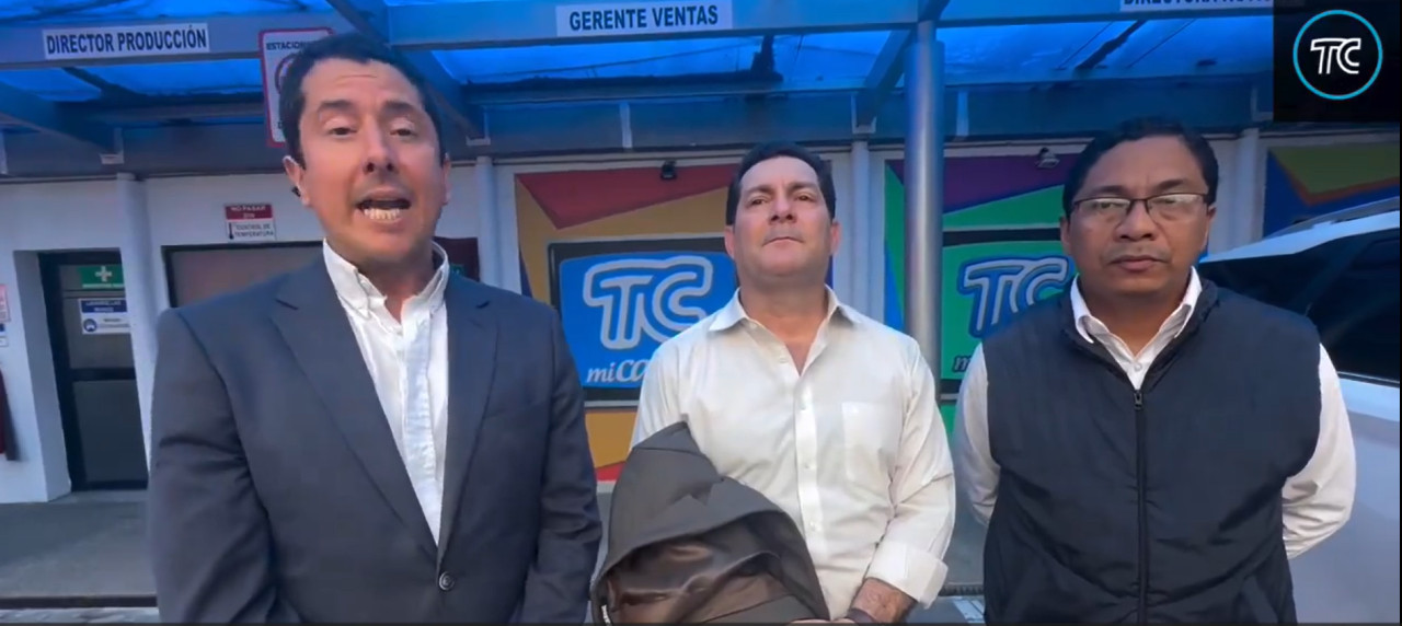 Declaraciones de periodistas de TC Televisión tras ataque en sus instalaciones la tarde de hoy en la ciudad de Guayaquil. Video: Twitter: Alerta News.
