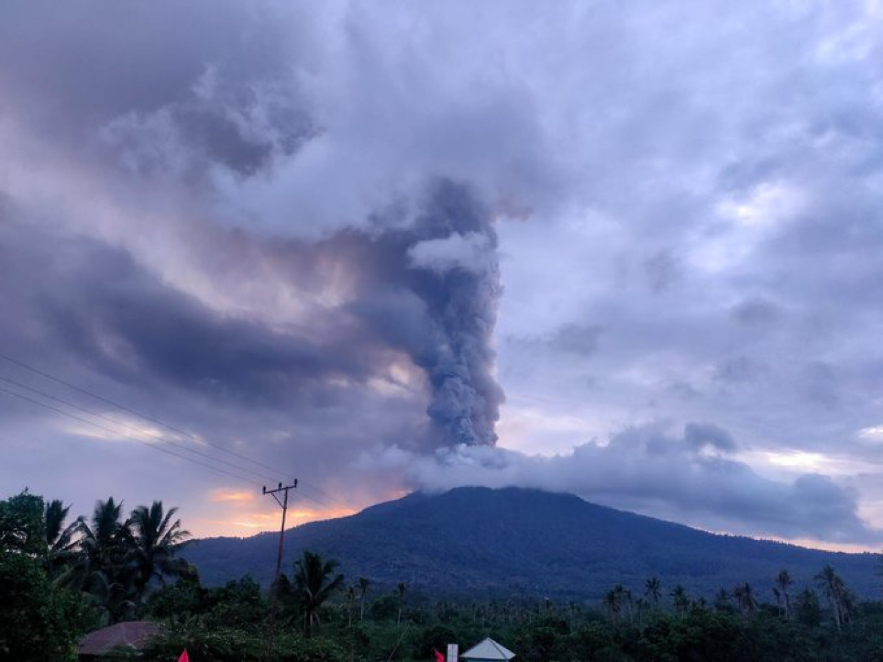Erupción volcán en Indonesia. Foto: X.