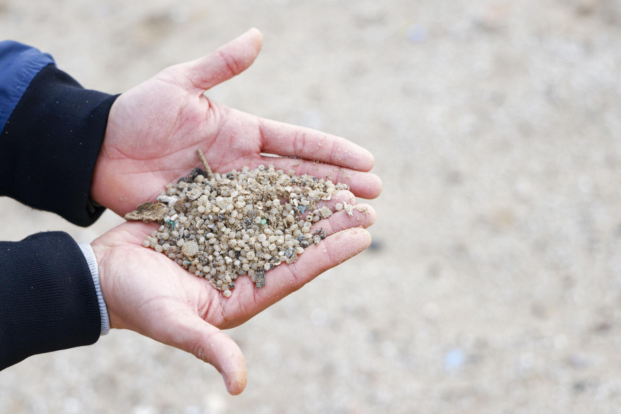 Las playas de Tarragona reciben el rastro de pellets de los gigantes del plástico. Foto EFE