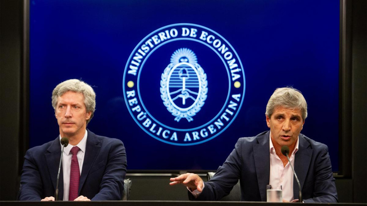 Conferencia de prensa de Luis Caputo. Foto: Telam.