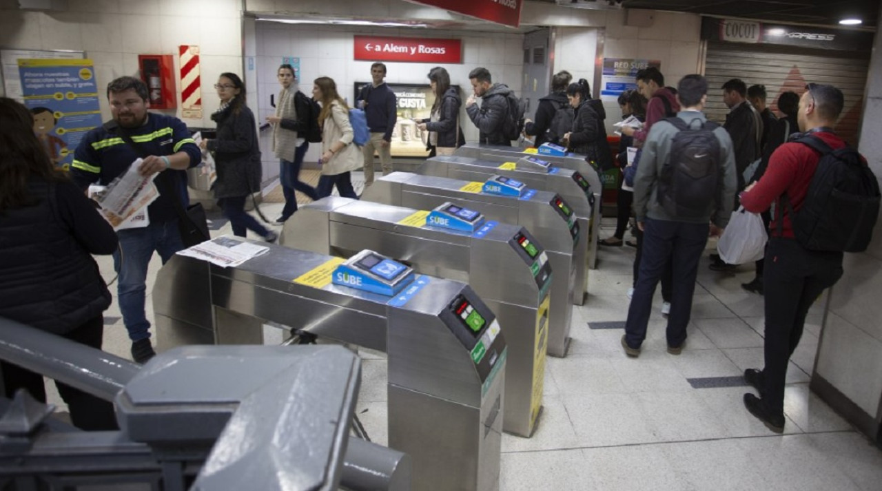 Liberan molinetes en el Subte. Foto: NA