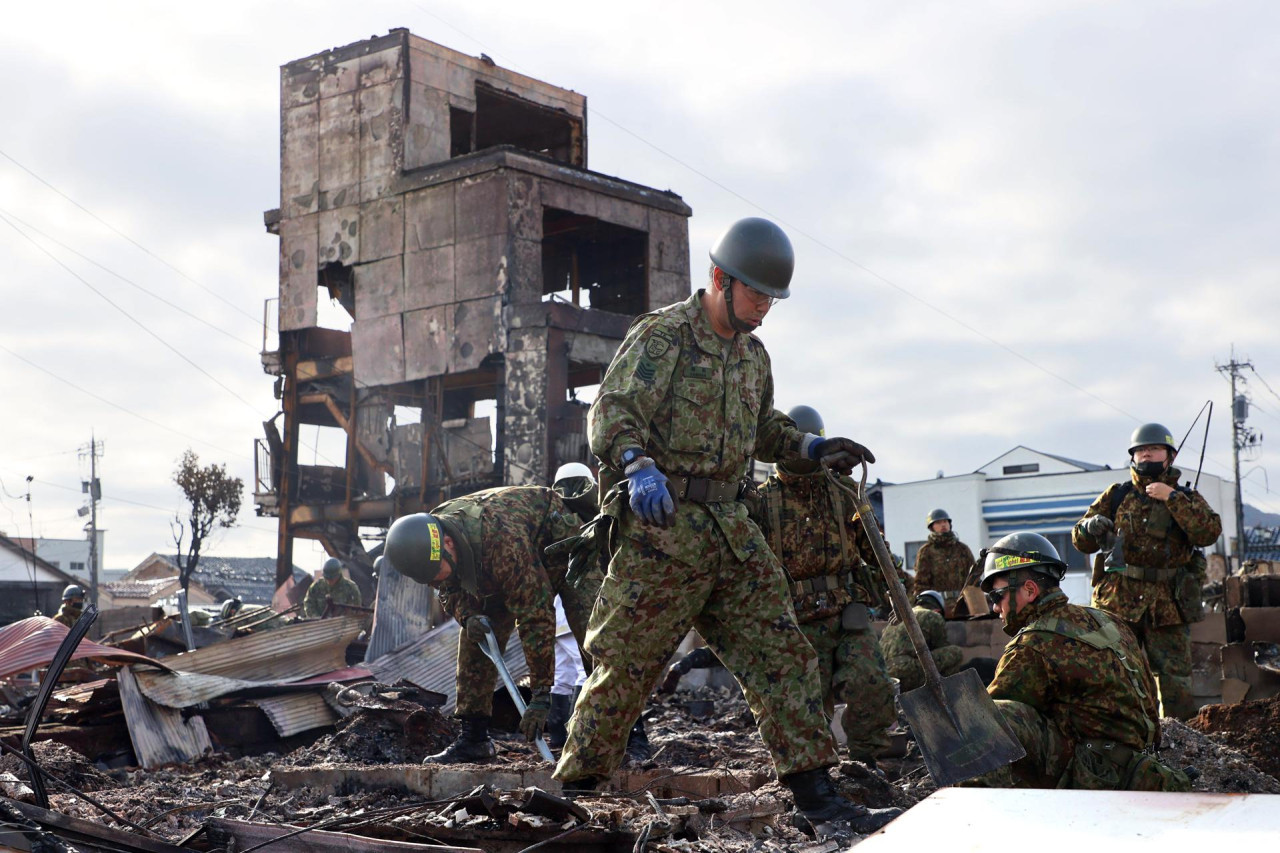 Tareas de rescate en Japón tras el terremoto. Foto: EFE.