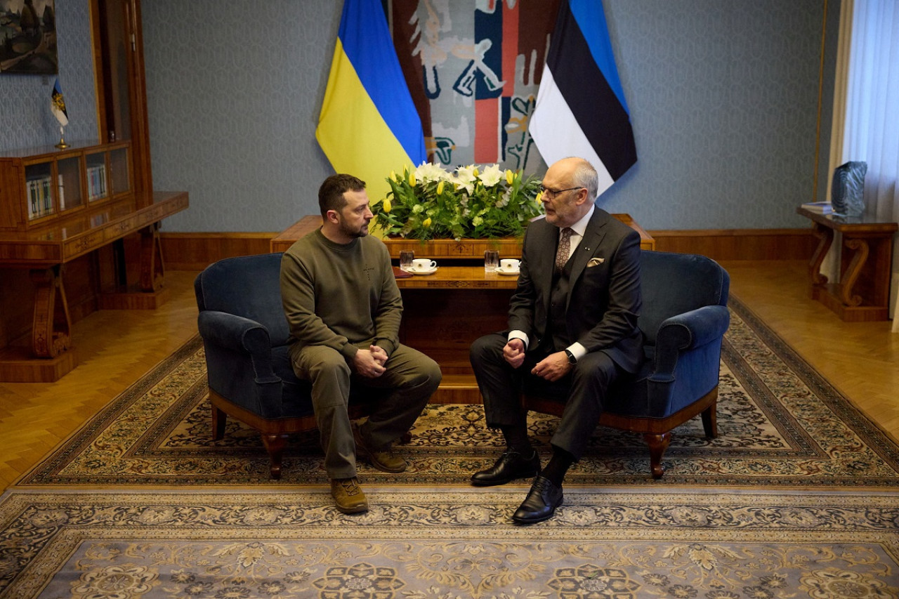 Volodimir Zelenski y el presidente de Estonia, Alar Karis. Foto: Reuters.