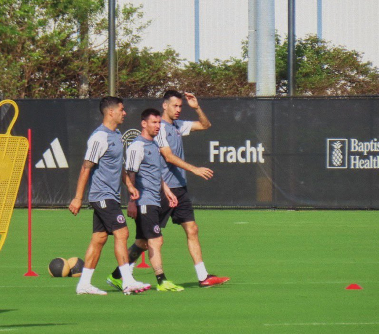 Sergio Busquets, Lionel Messi y Luis Suárez en el entrenamiento del Inter Miami. Foto: @iamhbozz