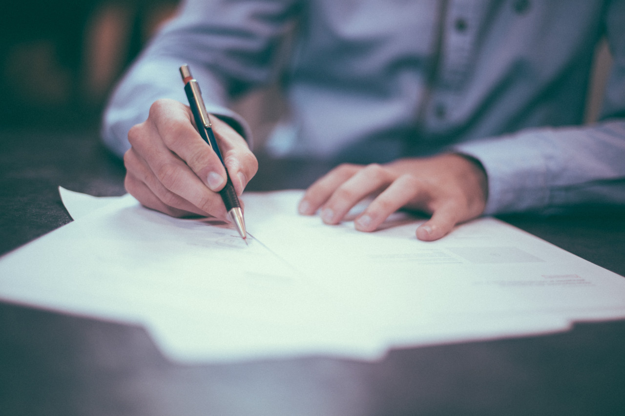 Trabajo de oficina, gente trabajando, escribir. Foto: Unsplash.