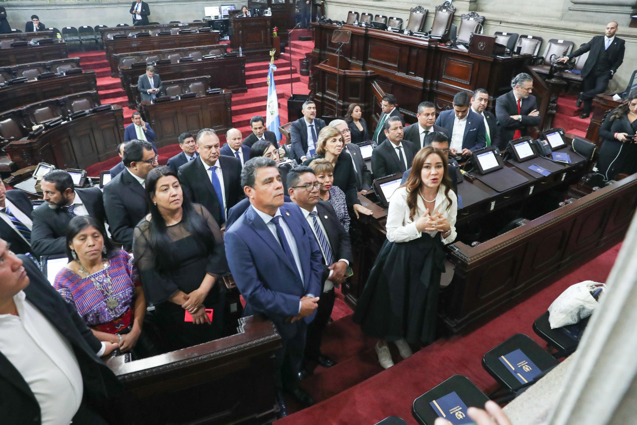 Legisladores esperan durante la sesión para nombrar 160 diputados del Congreso en Guatemala. Foto: EFE