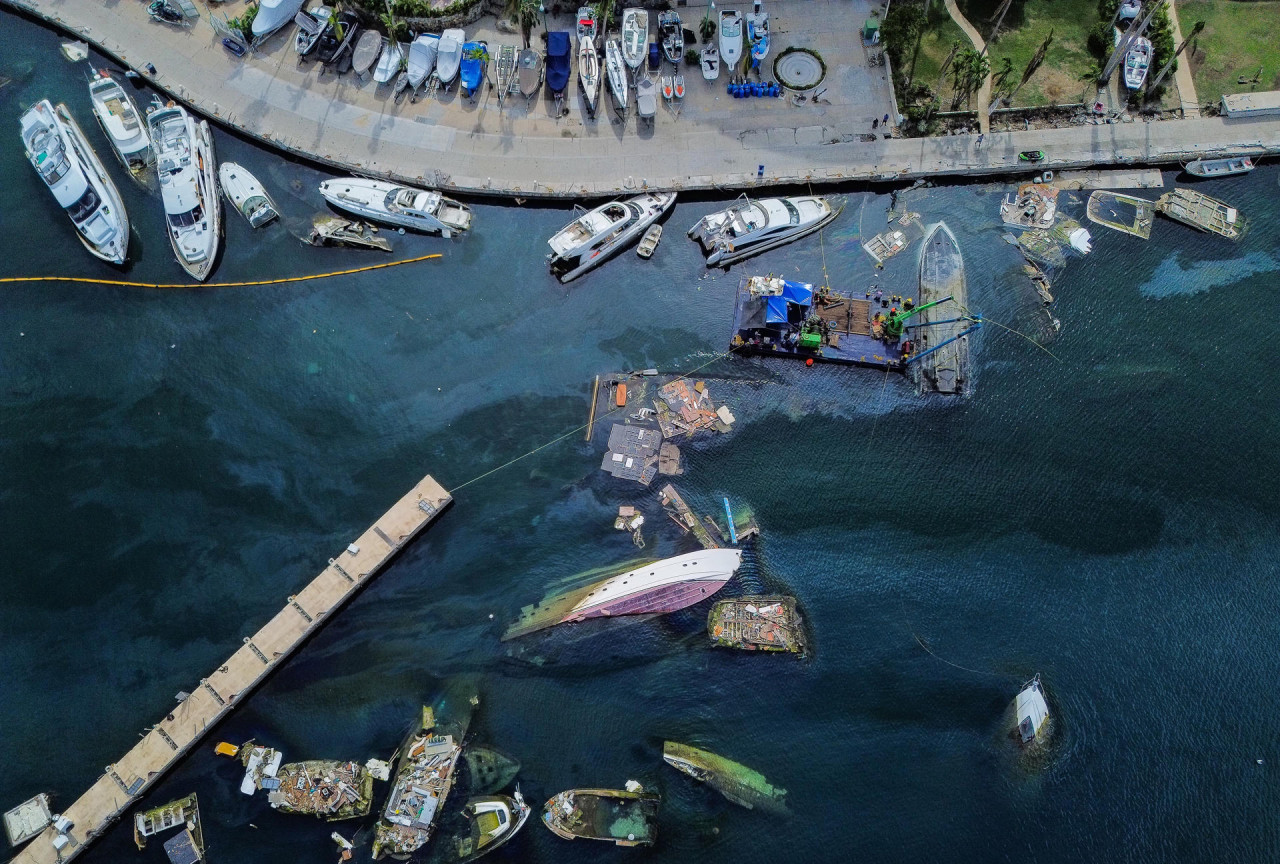 Contaminación en el puerto de Acapulco a 80 días del huracán Otis. Foto: EFE