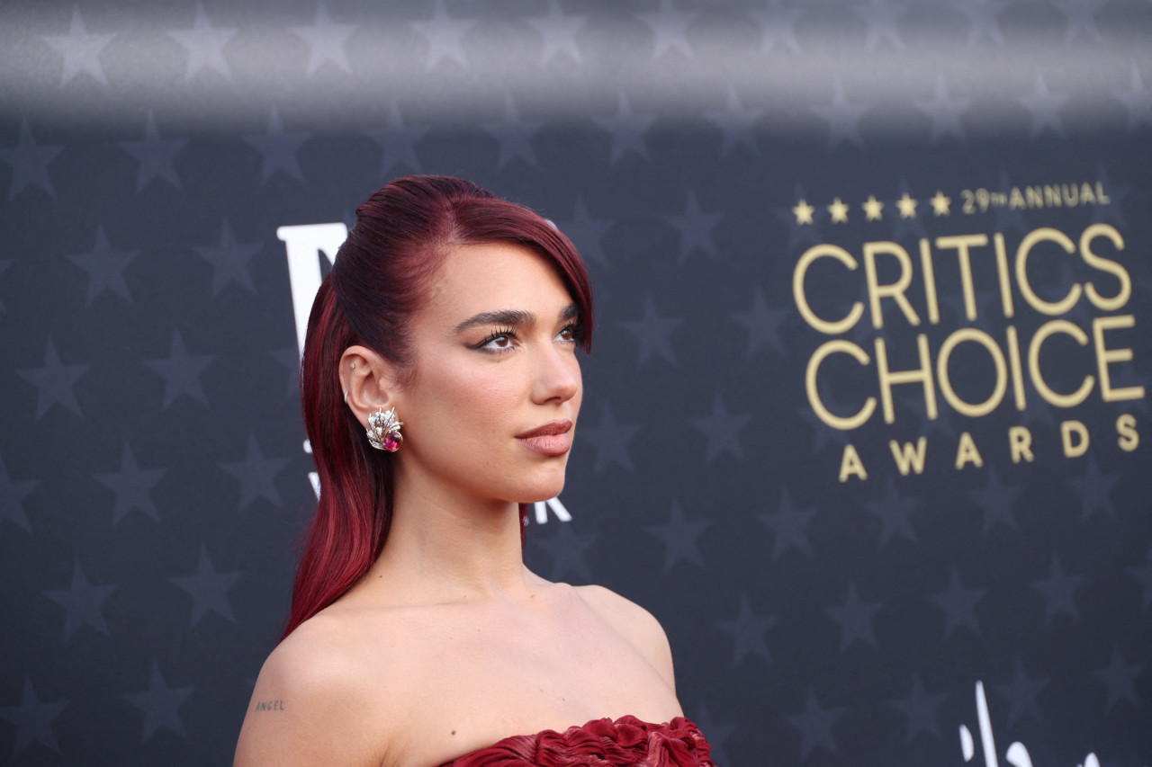 Dua Lipa en los Critics Choice Awards. Foto: Reuters.