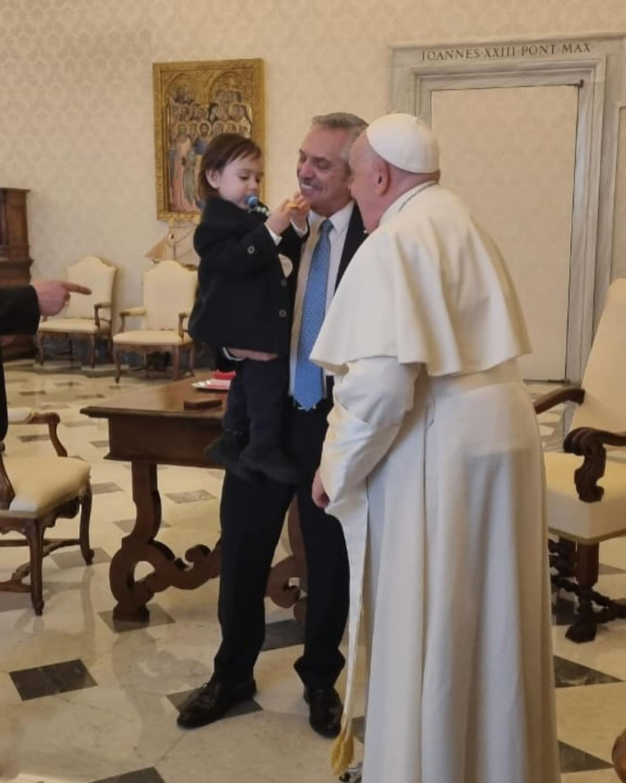 El papa Francisco recibió a Alberto Fernández y su hijo en Roma. Foto: Instagram/@alferdezok.