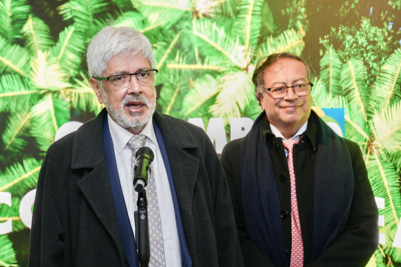 Petro junto al ministro colombiano de Comercio, Industria y Turismo, Germán Umaña. Foto: EFE