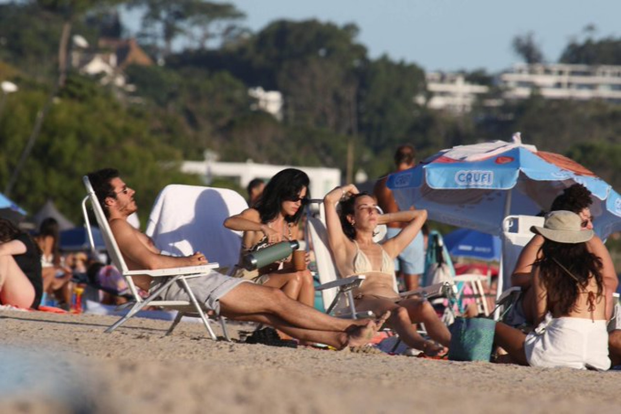 Lali con amigos en Punta del Este. Foto: X.