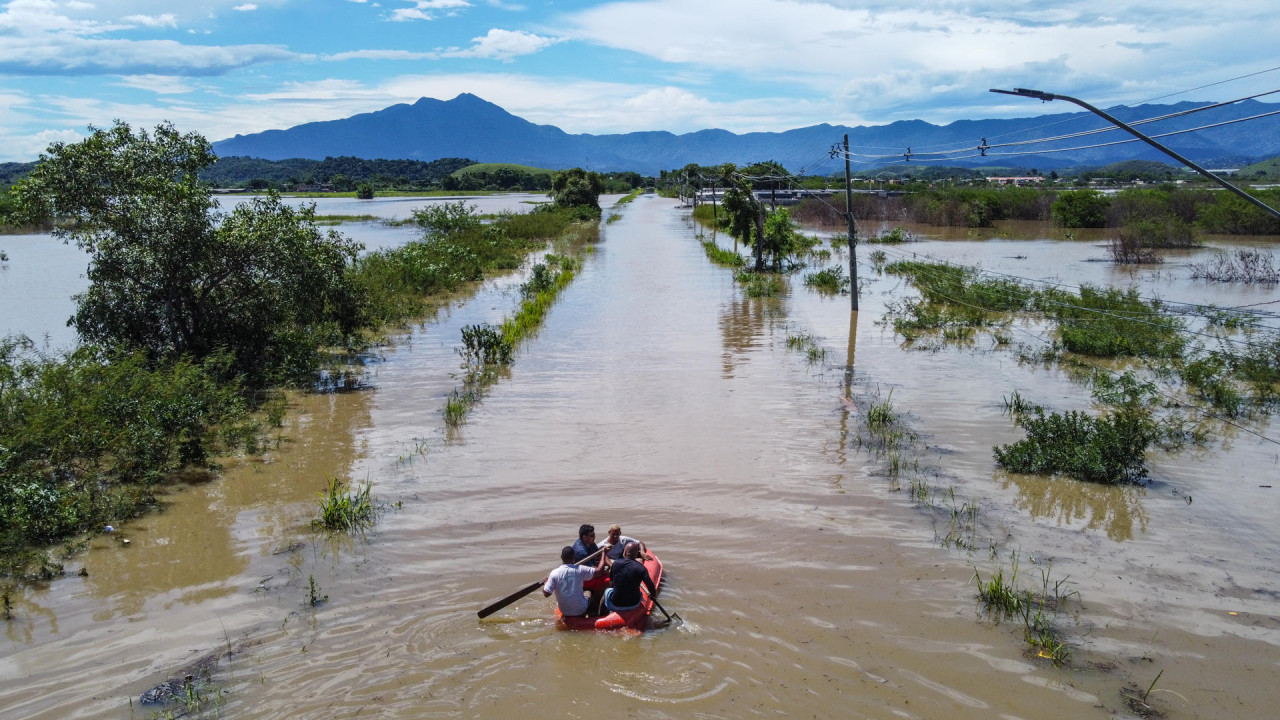 Inundación en el Barrio de Amapá, Río de Janeiro, Brasil. Foto: EFE.