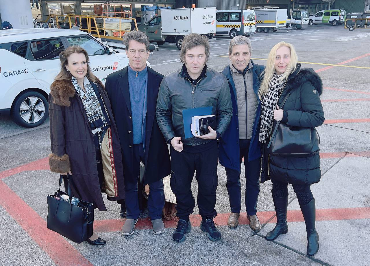 La comitiva oficial que acompañó a Javier Milei en su viaje a Davos. Foto: Twitter.