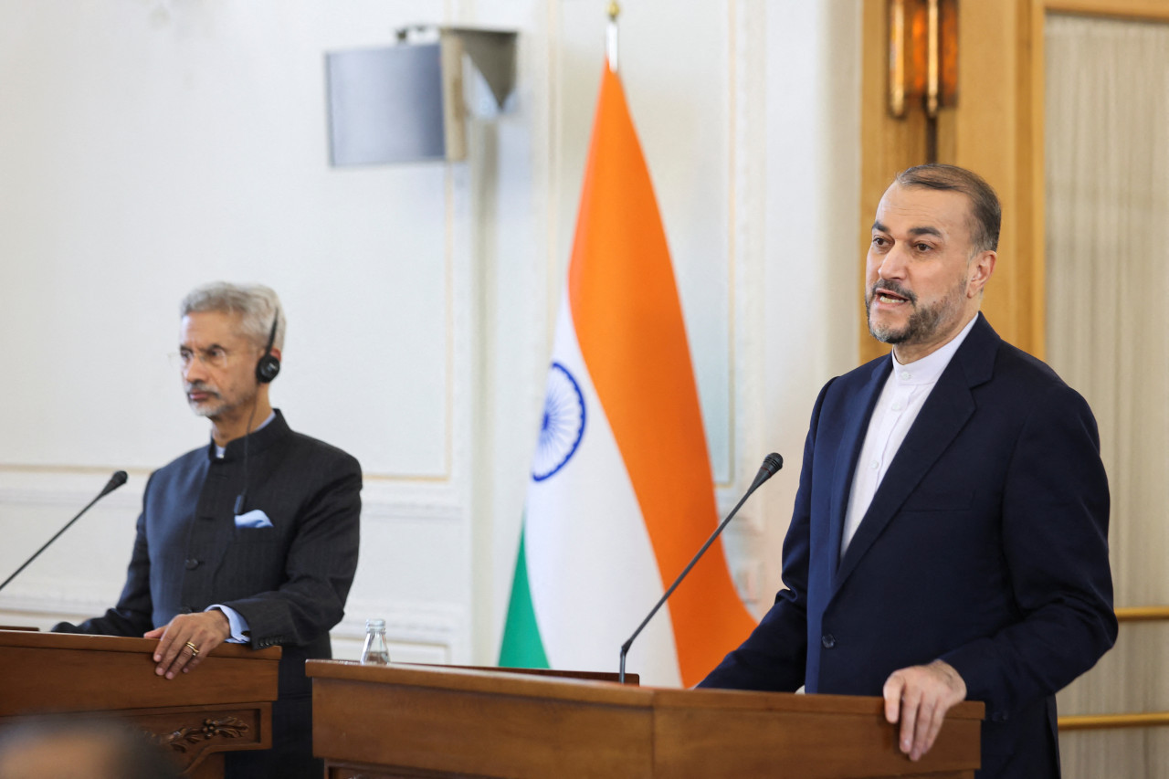 El Ministro de Asuntos Exteriores de Irán , Hossein Amir-Abdollahian, habla en la cumbre de OANA en Teherán. Foto: Reuters
