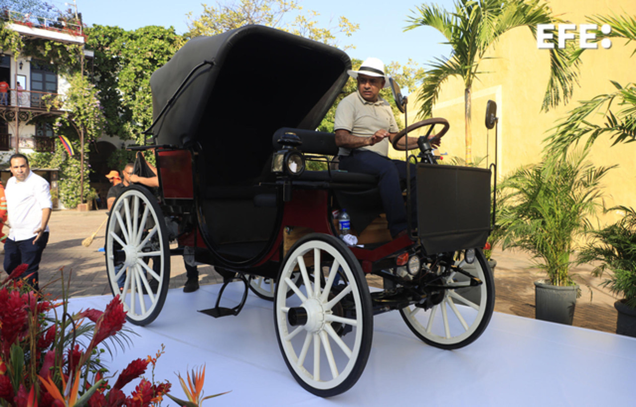 Cartagena inicia la sustitución de coches de caballos con el primer prototipo eléctrico. EFE