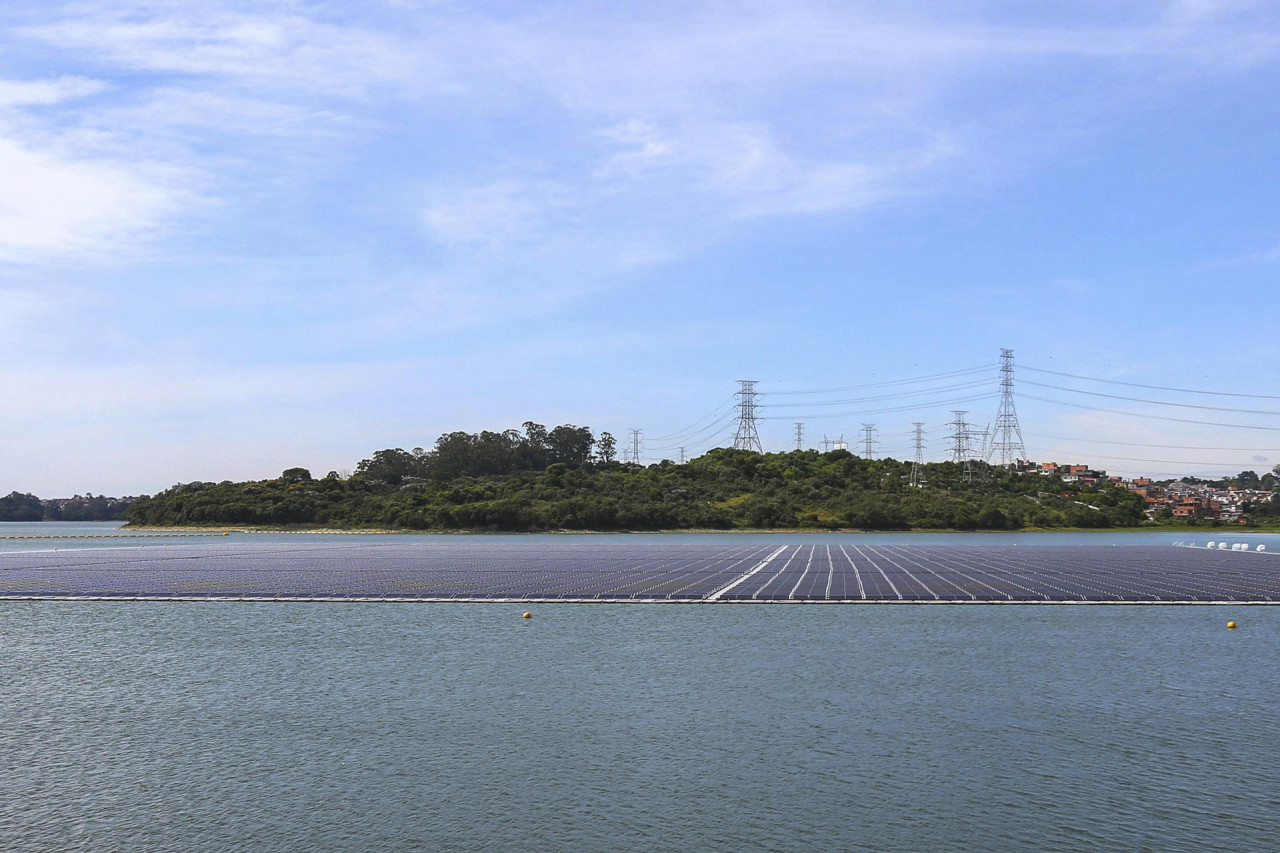 Inauguran la mayor central solar flotante de Brasil con 10.000 paneles. EFE