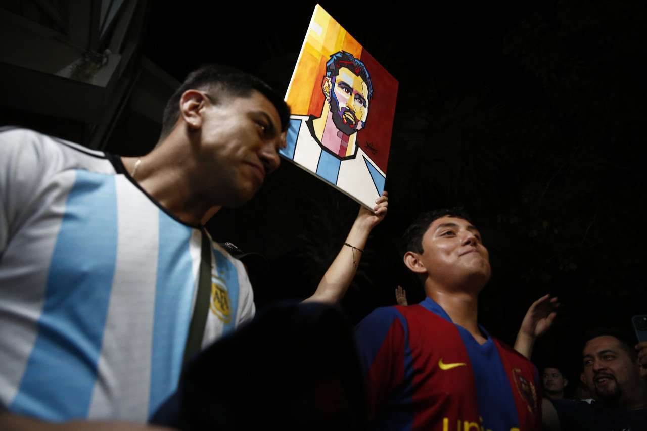 Salvadoreños esperan a Messi y al Inter Miami. Foto: EFE.