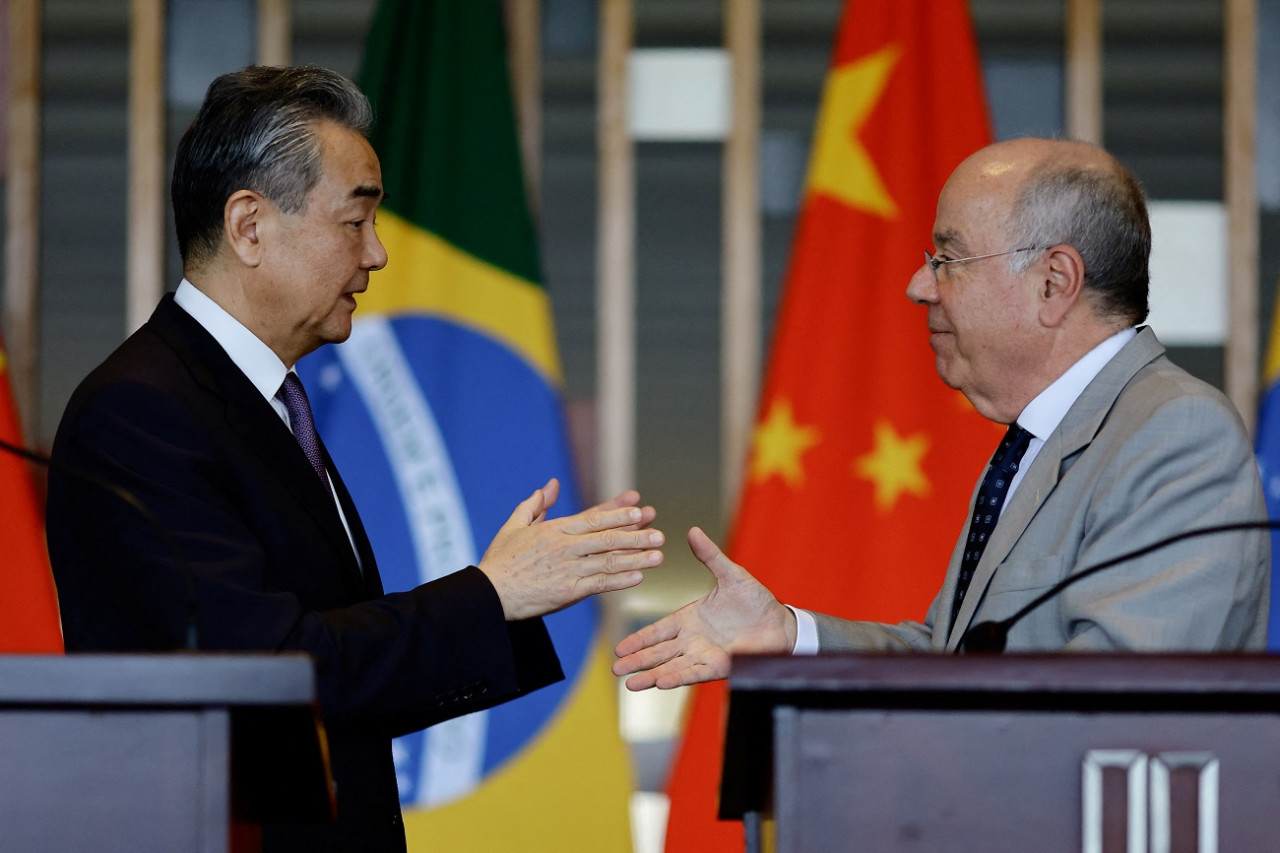 El canciller brasileño, Mauro Vieira, junto con su homólogo chino, Wang Yi. Foto: Reuters
