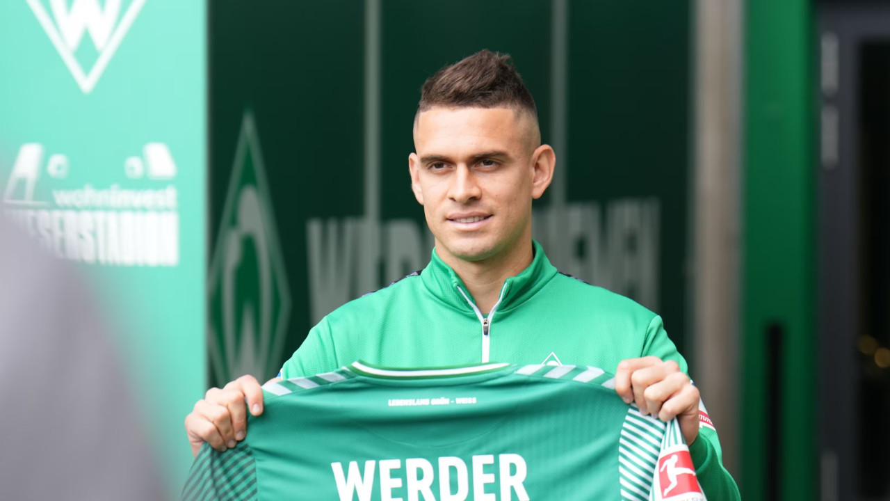 Santos Borré cuando fue presentado en el Werder Bremen