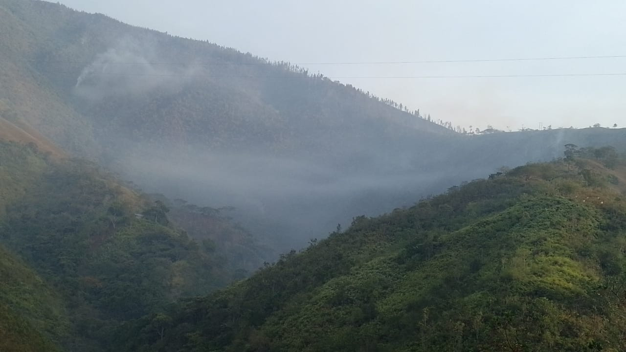 Incendios forestales en Mogotes, Colombia. Foto: X @DNBomberosCol