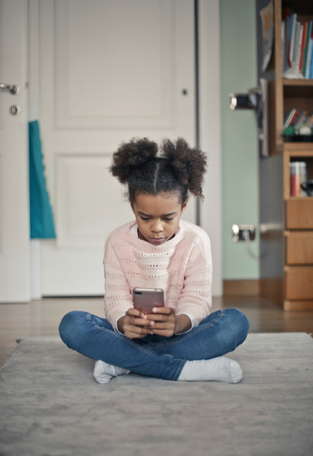 El uso del celular en niños. Foto: Unsplash