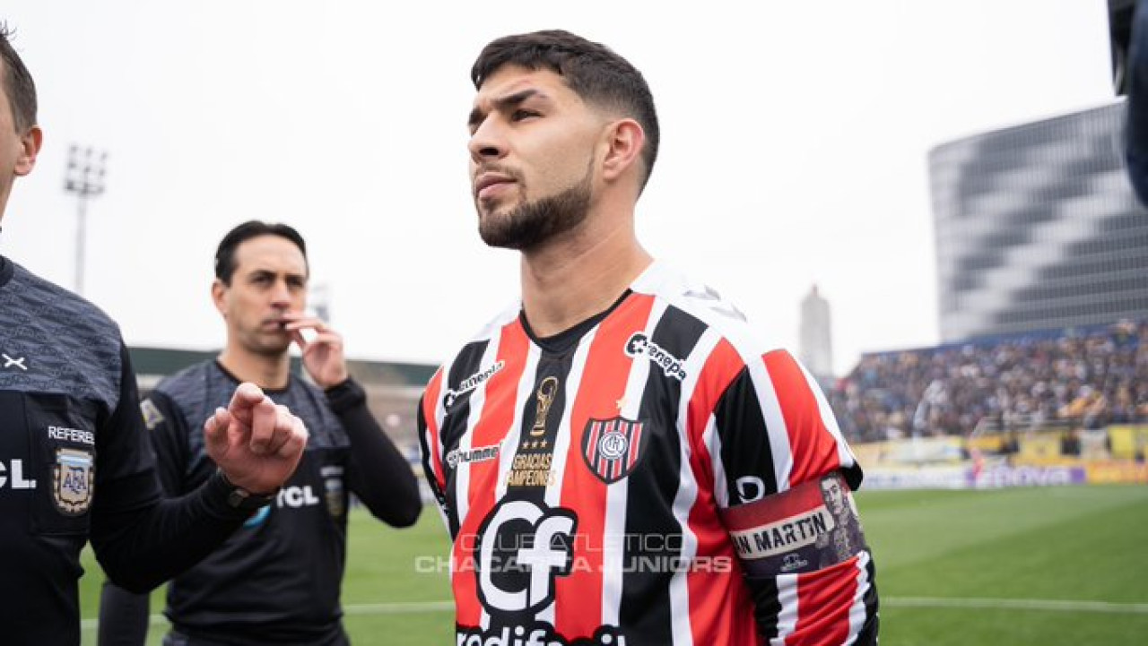 Lucas Perdomo, capitán de Chacarita Jr, sufrió un accidente y debió ser hospitalizado. Foto: X/@ChacaOficial.