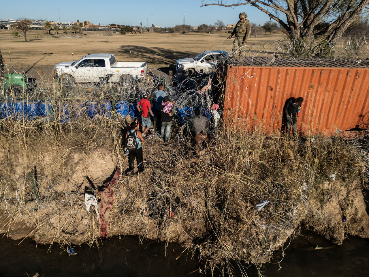 Migrantes cruzan hacia Texas. Foto: Reuters