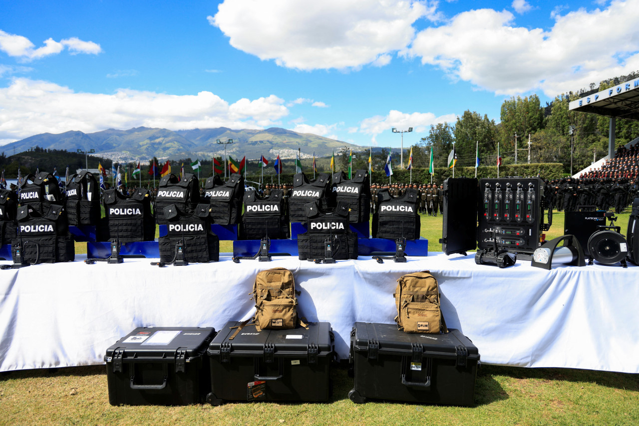 La entrega de equipamiento a la Policía Nacional. Foto: Reuters