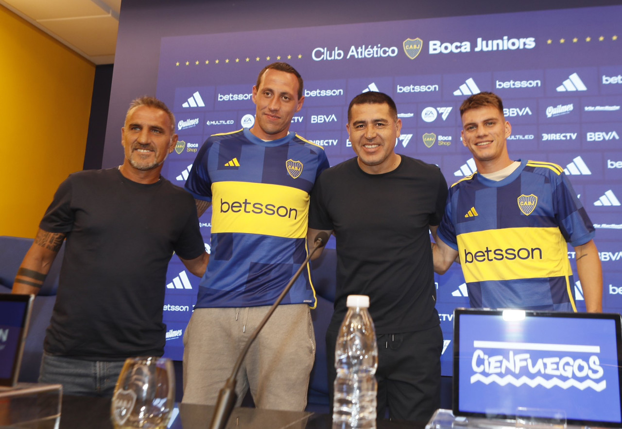 Juan Román Riquelme junto a Cristian Lema y Kevin Zenon en la presentación de refuerzos de Boca. Foto: @BocaJrsOficial