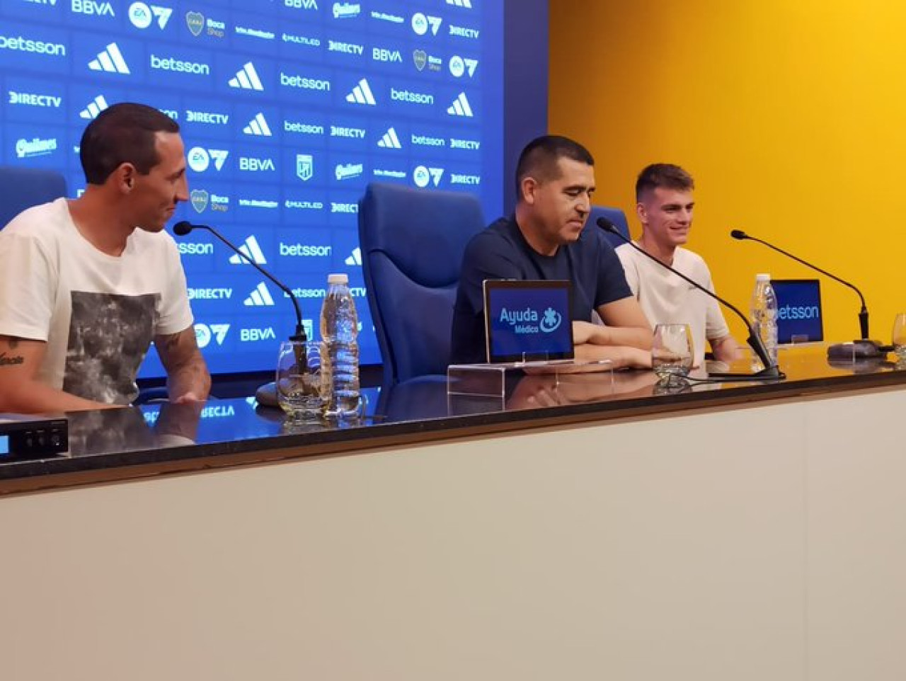 Juan Román Riquelme junto a Cristian Lema y Kevin Zenon en la presentación de refuerzos de Boca.