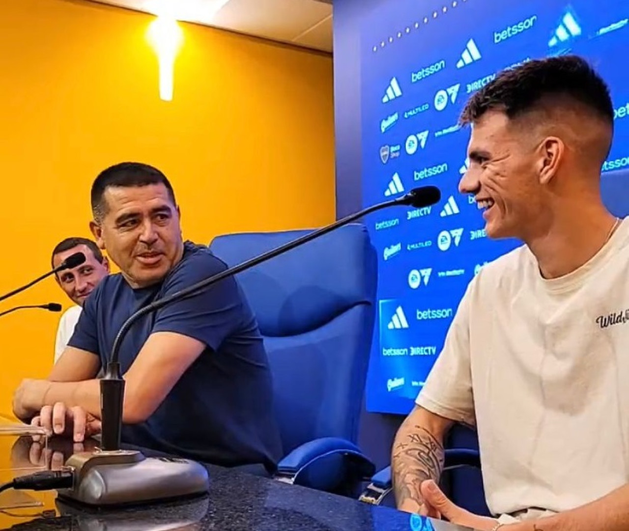 Juan Román Riquelme junto a Cristian Lema y Kevin Zenon en la presentación de refuerzos de Boca.