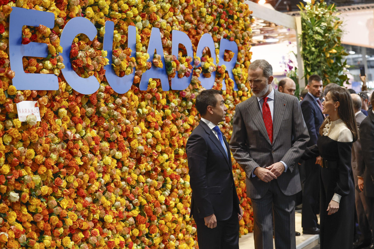 El presidente de Ecuador, Daniel Noboa posa con el rey Felipe VI y la reina Letizia en el stand de su país durante la inauguración de Fitur 2024. Foto: EFE