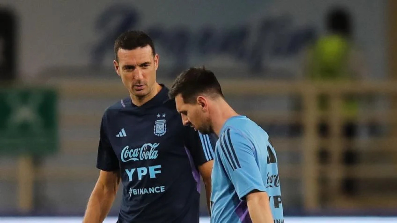 Messi y Scaloni en un entrenamiento de la Selección. Foto: EFE