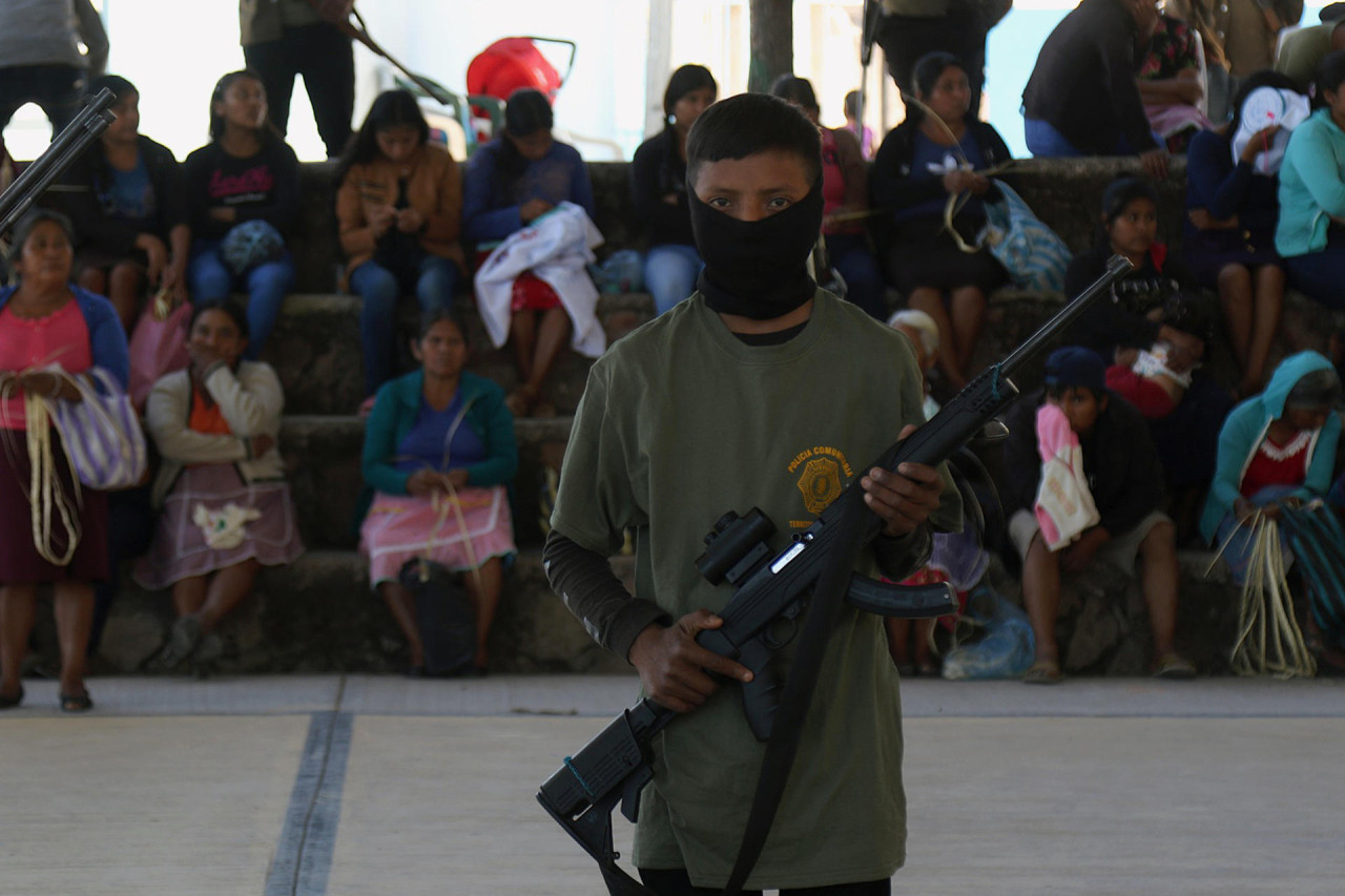 Niños de estado mexicano de Guerrero reciben armas para defenderse del crimen organizado. Foto: EFE